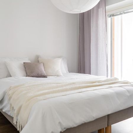 Iso Aurinkoinen Parveke Ja Hyvaet Yhteydet Apartment Helsinki Bagian luar foto