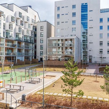 Iso Aurinkoinen Parveke Ja Hyvaet Yhteydet Apartment Helsinki Bagian luar foto