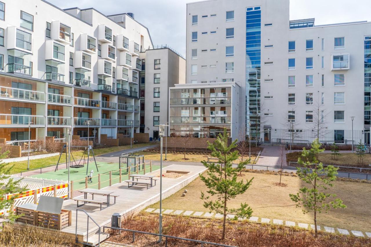Iso Aurinkoinen Parveke Ja Hyvaet Yhteydet Apartment Helsinki Bagian luar foto