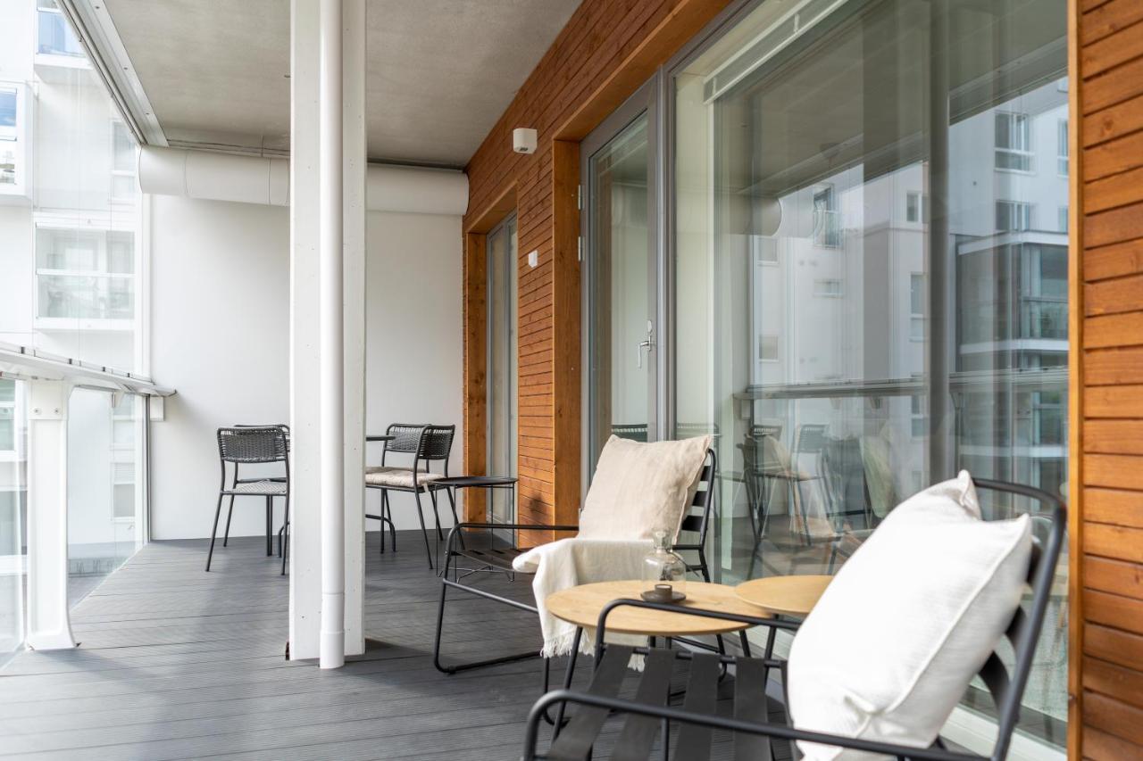 Iso Aurinkoinen Parveke Ja Hyvaet Yhteydet Apartment Helsinki Bagian luar foto